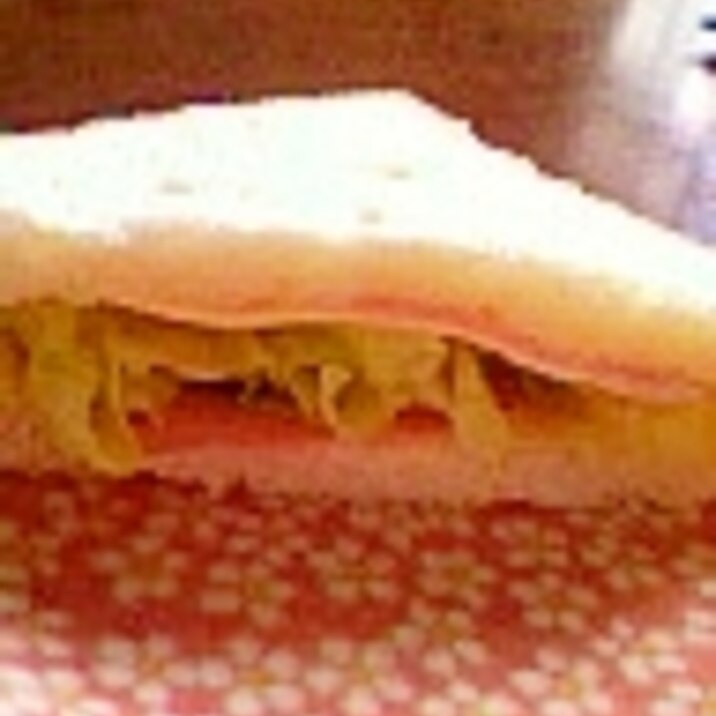 ハムとチーズのサンドイッチ